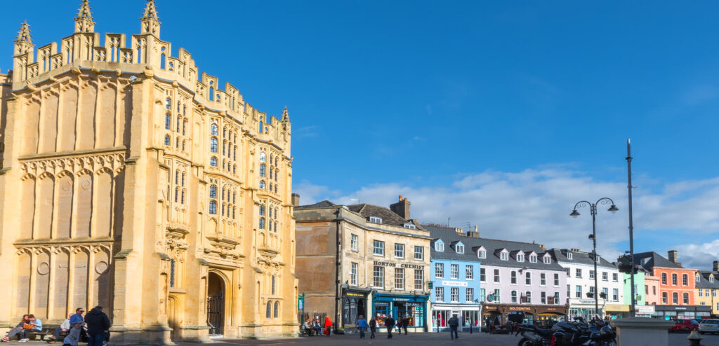 Cirencester_Town_Centre_in_Autumn_3006_H_1__6128887b-50af-4cd2-b85f-29c245866ae2